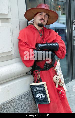 Ritratto di un giovane praticante della Louisiana Hoodo vestito in costume da Inquisizione Spagnola. Al Witchsfest 2022 su Astor Place a Manhattan. Foto Stock