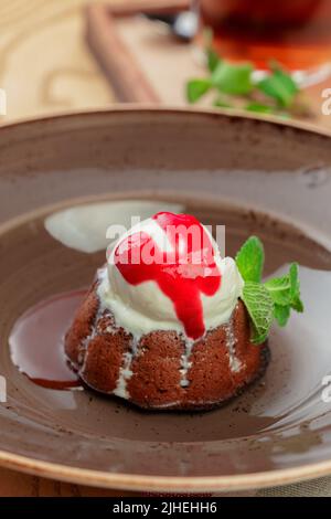 Fondente al cioccolato con gelato da vicino Foto Stock