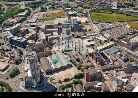 Una fotografia aerea del Leeds City Centre, West Yorkshire, Northern England, UK che mostra l'area di sviluppo di Holbeck e South Bank e Temple Mill Foto Stock