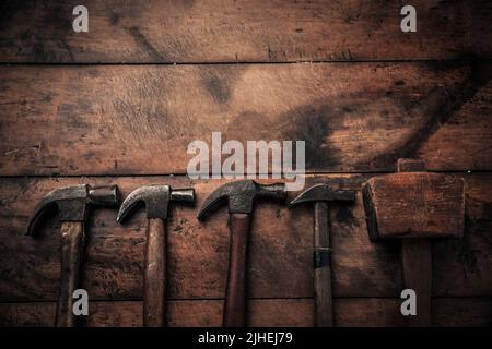 immagine piatta dei martelli da carpentiere arrugginiti sulla parte superiore del banco da lavoro con spazio vuoto sopra Foto Stock