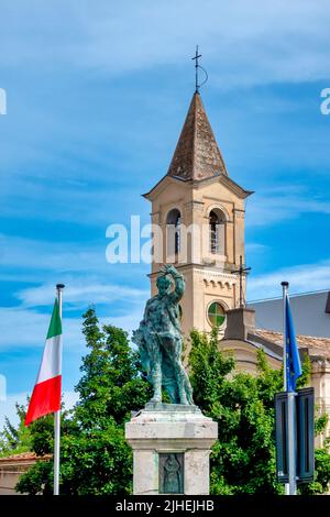 Monumento ai caduti della Grande Guerra in Piazza porta Caldari e il campanile della chiesa di San Rocco, Ortona Italia Foto Stock