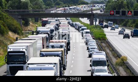 Peine, Germania. 18th luglio 2022. Le auto sono parcheggiate dopo un incidente sull'autostrada A2 nel quartiere Peine. Il conducente di un furgone è stato intrappolato nella sua auto in un incidente su Autobahn 2 vicino Peine il lunedì. Si è formato un ingorgo lungo un chilometro. Credit: Julian Stratenschulte/dpa/Alamy Live News Foto Stock