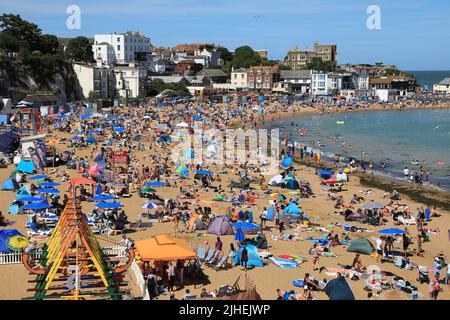 Le spiagge sono state imballate durante il fine settimana a Broadstairs, Kent, come il Regno Unito si aspetta il giorno più caldo mai registrato, con previsioni di 41 gradi. Foto Stock