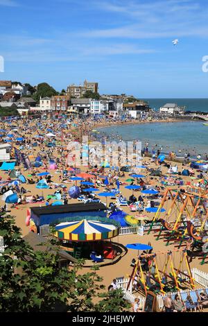 Le spiagge sono state imballate durante il fine settimana a Broadstairs, Kent, come il Regno Unito si aspetta il giorno più caldo mai registrato, con previsioni di 41 gradi. Foto Stock