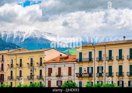 Vista sul massiccio della Maiella da Piazza Garibaldi, Sulmona, Italia Foto Stock