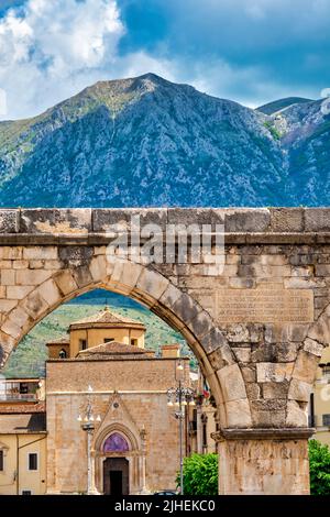 Veduta dell'Acquedotto Svevo e della Chiesa di San Filippo Neri, Sulmona, Italia Foto Stock