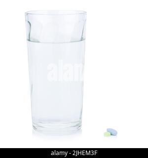 Acqua vetro. Pillola e compressa colore verde e blu. Prendere un medicinale. Isolato su sfondo bianco Foto Stock