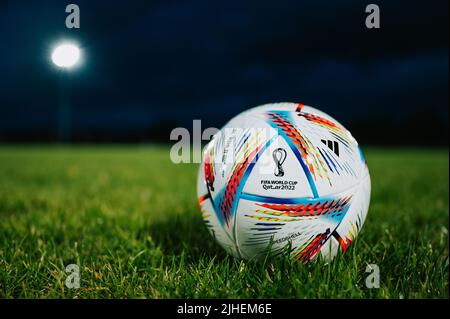 QATAR, DOHA, 18 LUGLIO 2022: Calcio ufficiale della Coppa del mondo FIFA Adidas al Rihla. Campionato del mondo in Qatar 2022. Calcio partita Ball su erba verde Foto Stock