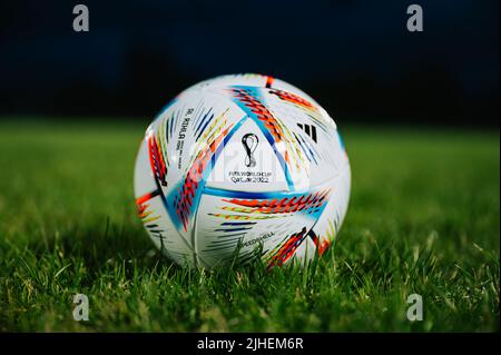 QATAR, DOHA, 18 LUGLIO 2022: Calcio ufficiale della Coppa del mondo FIFA Adidas al Rihla. Campionato del mondo in Qatar 2022. Calcio partita Ball su erba verde Foto Stock