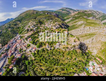 Città vecchia. Vista soleggiata delle rovine della cittadella di Stari Bar città vicino Bar città, Montenegro. Vista drone Foto Stock