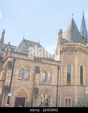 Edificio storico in pietra, casualmente, non identificabile, situato nel centro di Dundee Foto Stock