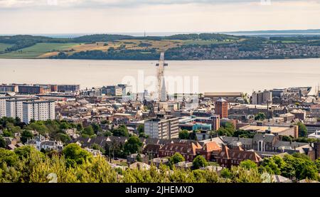 Dundee, Scozia, Regno Unito – Giugno 23 2022. Lo skyline di Dundee e il lontano fiume Tay Foto Stock