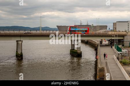 Dundee, Scozia, Regno Unito – Giugno 23 2022. Tour in autobus della città di Dundee sul ponte della strada del fiume Tay con il centro VA sullo sfondo Foto Stock