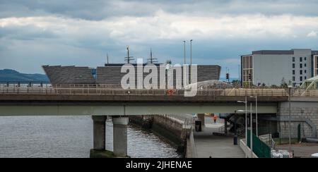 Dundee, Scozia, Regno Unito – Giugno 23 2022. Una vista lungo il lungomare fino al VA Centre nella città di Dundee Foto Stock