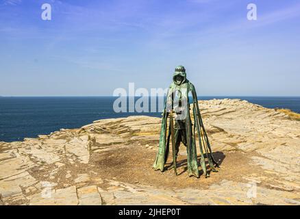 Statua di bronzo di Gallos, simbolo del potere ispirato dalla leggenda di re Artù sul tintagel headland, Cornovaglia, Regno Unito Foto Stock