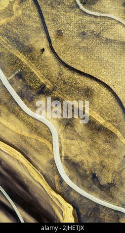 Oro astratto estetico con pennellate bianche e nere, sfondo dipinto in resina, arte moderna con arte astratta . Arte astratta per libro, copertina an Foto Stock