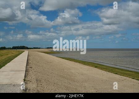 Turbine eoliche di una centrale elettrica che si trova su una diga di un complesso industriale nei Paesi Bassi lungo il fiume EMS Foto Stock