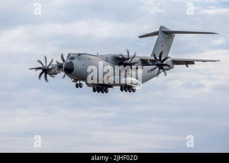 Royal Air Force Airbus A400 ‘ZM419’ arriva a RAF Fairford per partecipare al Royal International Air Tattoo 2022 Foto Stock