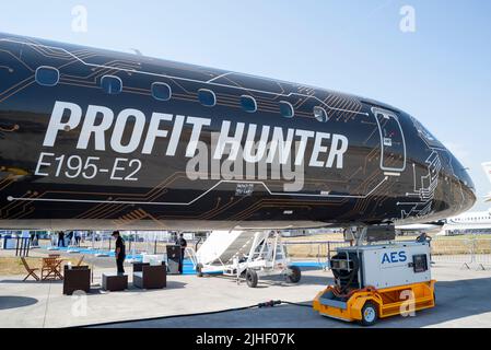 Farnborough, Hampshire, Regno Unito. 18th Lug 2022. La fiera della tecnologia aerospaziale è tornata dopo la pausa dovuta alla pandemia covida con le principali aziende mondiali di aviazione e tecnologia spaziale che espongono i loro prodotti in aria e sul terreno. Embraer E195-E2 airliner chiamato profit Hunter, e con il marchio Tech Shark. Foto Stock