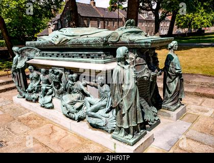 Aberdeen, Scozia, Regno Unito – Giugno 26 2022. Il memoriale del vescovo Elphinstone fuori dal King’s College nella città di Aberdeen Foto Stock