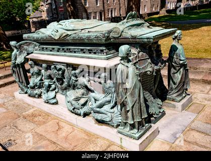 Aberdeen, Scozia, Regno Unito – Giugno 26 2022. Il memoriale del vescovo Elphinstone fuori dal King’s College nella città di Aberdeen Foto Stock