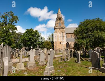 Aberdeen, Scozia, Regno Unito – Giugno 26 2022. L'esterno della cattedrale di St Machar nella vecchia Aberdeen in una giornata luminosa e soleggiata Foto Stock