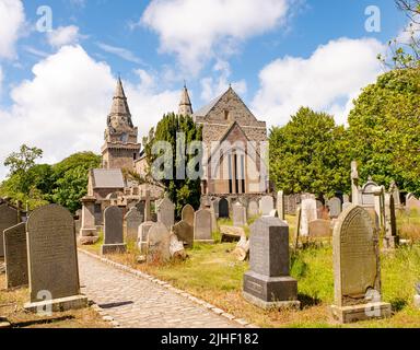 Aberdeen, Scozia, Regno Unito – Giugno 26 2022. L'esterno della cattedrale di St Machar nella vecchia Aberdeen in una giornata luminosa e soleggiata Foto Stock