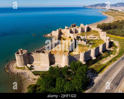 Vista del castello medievale Mamure Kalesi sulla costa mediterranea, Turchia Foto Stock