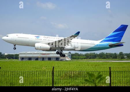 Garuda Indonesia PK-GPS Airbus A330-243 atterrando all'Aeroporto Internazionale di Kualanamu, Indonesia Foto Stock