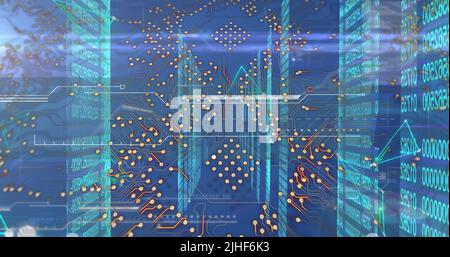 Immagine della scheda a circuito stampato del computer in fase di elaborazione dei dati Foto Stock