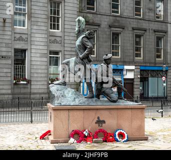 Aberdeen, Scozia, Regno Unito – Giugno 26 2022. La statua commemorativa di Gordon Highlanders a Castlegate, nel centro di Aberdeen Foto Stock