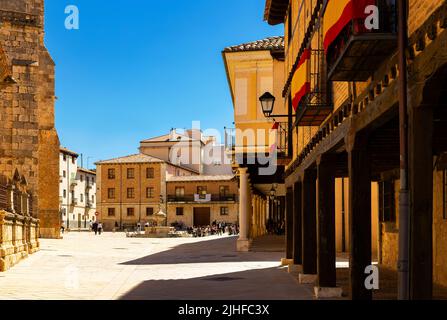 Strade di El Burgo de Osma nel pomeriggio Foto Stock