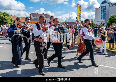 Straznice, Repubblica Ceca - 25 giugno 2022 Festival Internazionale del Folklore. Ensemble folcloristico serbo al festival di Straznica Foto Stock