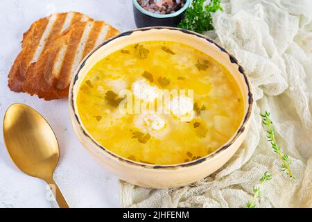 Zuppa cremosa con polpette di pollo. Zuppa di polpette in ciotola Foto Stock