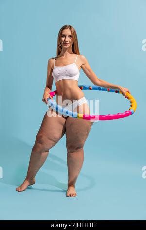 Collage concettuale con giovane ragazza slim con il corpo della donna più-size facendo esercizi isolati su sfondo colorato. Perdita di peso, fitness, sano Foto Stock