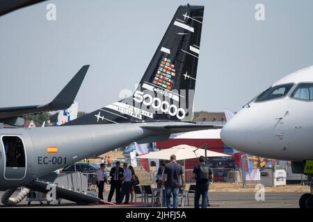 Farnborough, Hampshire, Regno Unito. 18 luglio 2022. Il 2022 Farnborough International Trade Airshow si apre all'altezza dell'onda di calore che attualmente attanaglia il sud del Regno Unito con temperature dovute a raggiungere 40 gradi. Immagine: Tailfin di EADS CASA C-295 velivolo medio tattico di trasporto. Credit: Malcolm Park/Alamy Live News Foto Stock