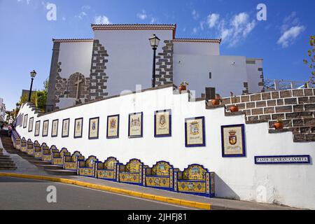 Passeggiata con piastrelle in ceramica e panche d'arte, Firgas, Grand Canary, Isole Canarie, Spagna, Europa Foto Stock