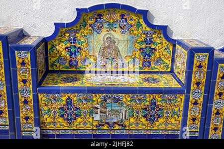 Passeggiata con piastrelle in ceramica e panche d'arte, Firgas, Grand Canary, Isole Canarie, Spagna, Europa Foto Stock