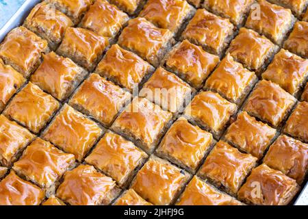 Baklava di noce. Primo piano baklava in vassoio cucina turca. Foto Stock