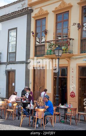 Persone in una caffetteria di strada, città vecchia di Teror, Grand Canary, isole Canarie, Spagna, Europa Foto Stock