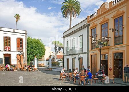 Persone in una caffetteria di strada, città vecchia di Teror, Grand Canary, isole Canarie, Spagna, Europa Foto Stock