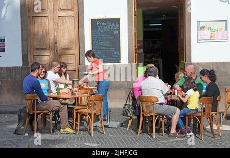 Persone in una caffetteria di strada, città vecchia di Teror, Grand Canary, isole Canarie, Spagna, Europa Foto Stock