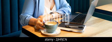 donna d'affari. senza volto bello giovane o maturo carriera professionale donna capo in tuta d'affari che lavora su laptop. donne moderne imprenditore di lavoro Foto Stock