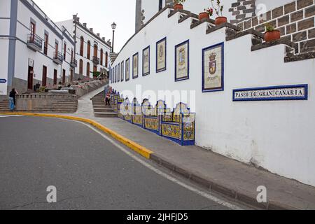 Passeggiata con piastrelle in ceramica e panche d'arte, Firgas, Grand Canary, Isole Canarie, Spagna, Europa Foto Stock