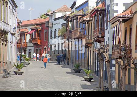 Antiche case padronali con tradizionali balconi in legno, città vecchia, dal 1979 sotto protezione, Teror, Grand Canary, Isole Canarie, Spagna, Europa Foto Stock