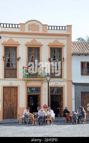 Persone in una caffetteria di strada, città vecchia di Teror, Grand Canary, isole Canarie, Spagna, Europa Foto Stock