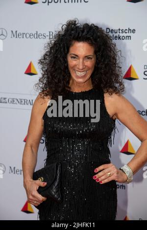 Wiesbaden, Germania. 16th luglio 2022. Evren GEZER, presentatore, red carpet, Red Carpet Show, Ball des Sports on July 16, 2022 in Wiesbaden Credit: dpa/Alamy Live News Foto Stock