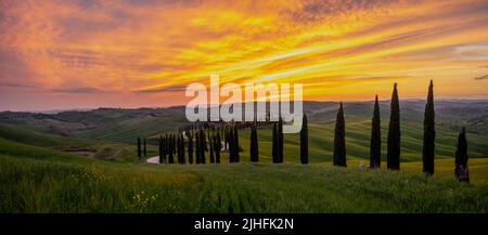 Un tramonto spettacolare sulle Crete Senesi - Toscana - Italia Foto Stock