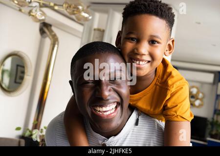 Ritratto di padre e figlio afroamericano sorridente Foto Stock