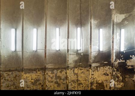 Fila di lampade fluorescenti CFL sul soffitto bruciato di un edificio abbandonato Foto Stock